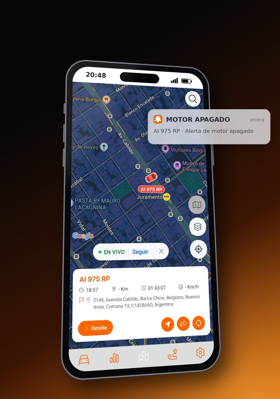 Celular con la app de rastreo siguiendo un vehículo en vivo en el mapa y una alerta de motor apagado